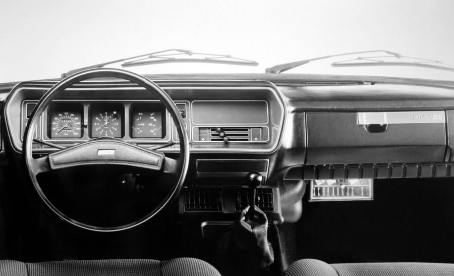 Торпедо Fiat 131 Mirafiori Special 4-Door 1974 года  (фото 2 из 9)